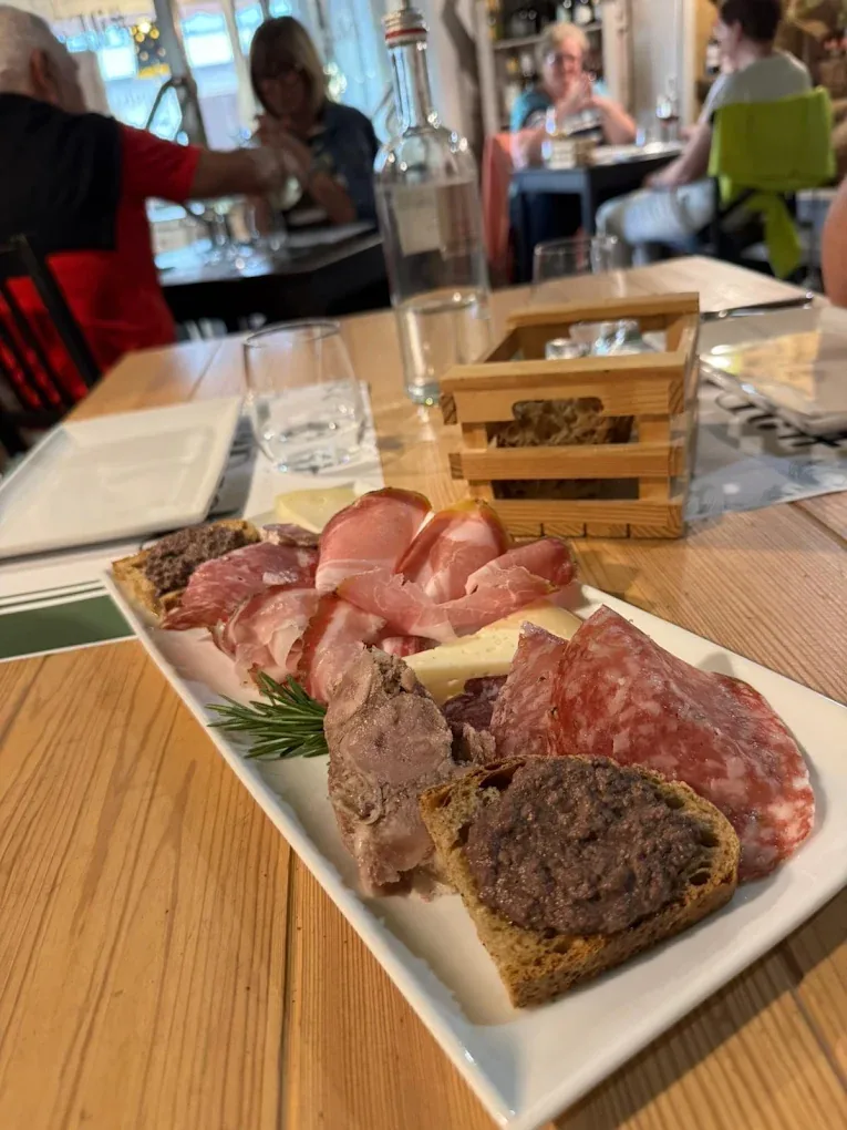 Tagliere con salumi toscani, formaggio e crostini con patè