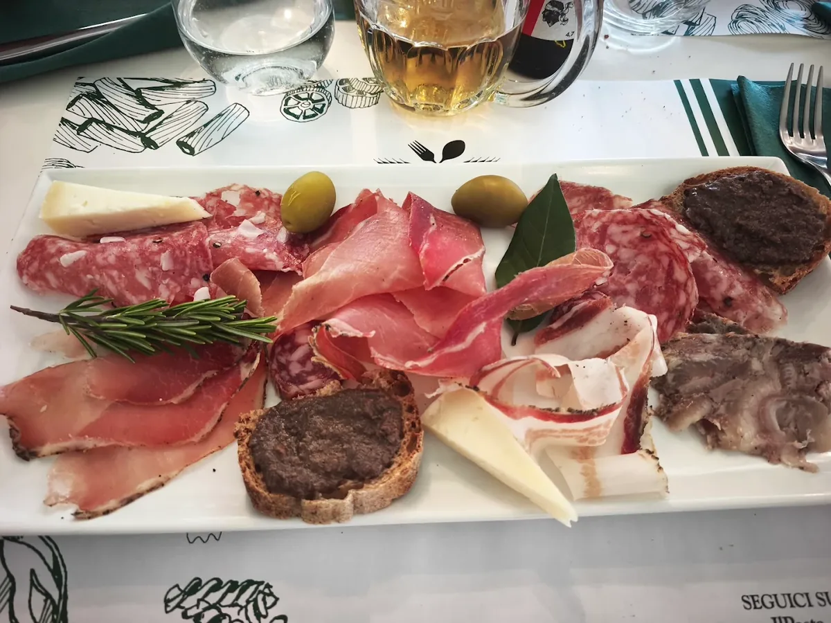 Tagliere di salumi toscani, pecorino e crostini con patè sulla tovaglietta del ristorante