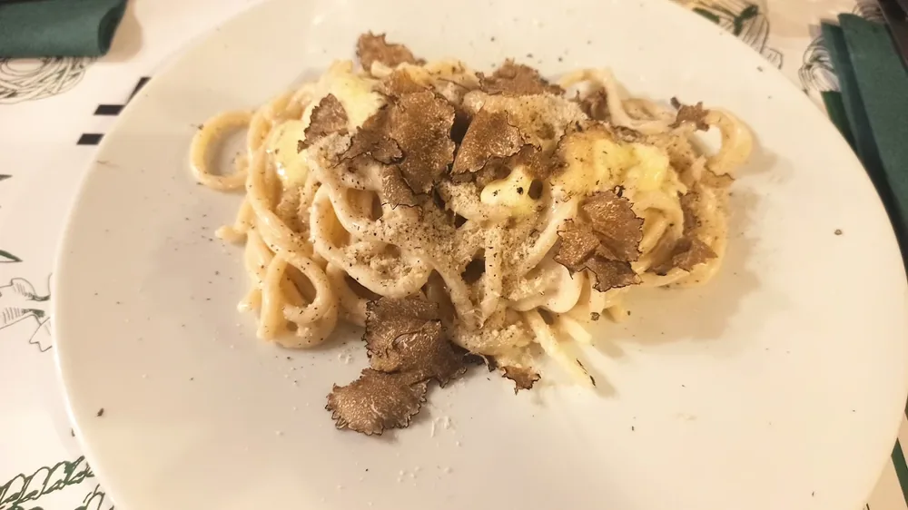 Cacio e pepe al tartufo con lamelle di tartufo fresco