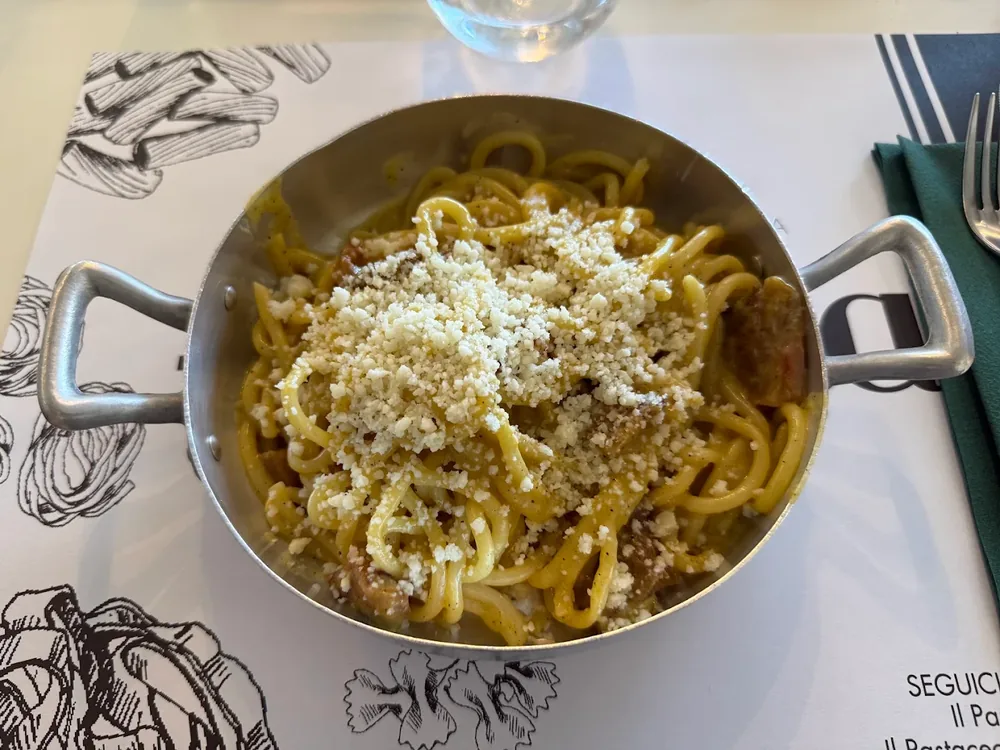 Carbonara nel tegamino di alluminio con pecorino grattugiato