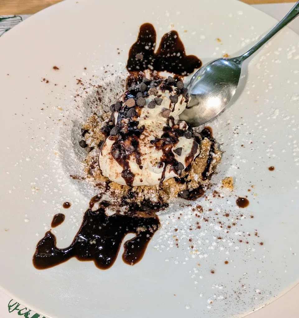 Dolce al cucchiaio con gelato, crumble e salsa al cioccolato