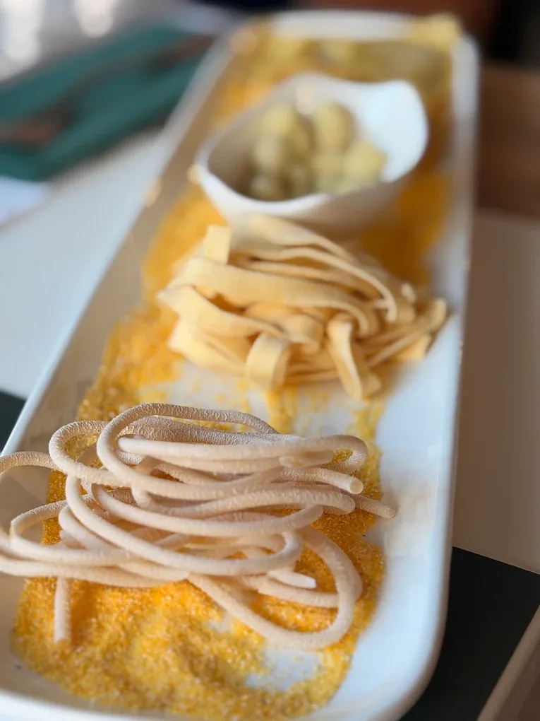 Vassoio con tagliatelle fresche, spaghetti alla chitarra e gnocchi su semola