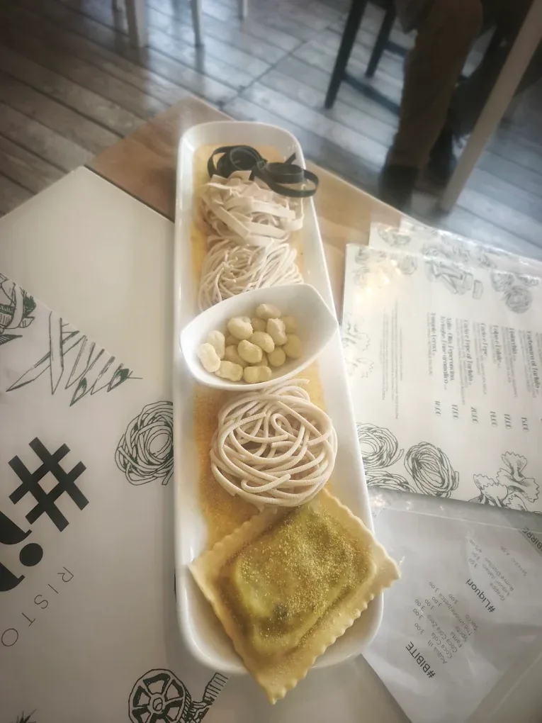 Il vassoio dei formati portato al tavolo: tagliolini al nero di seppia, tagliatelle, gnocchi e ravioli su semola