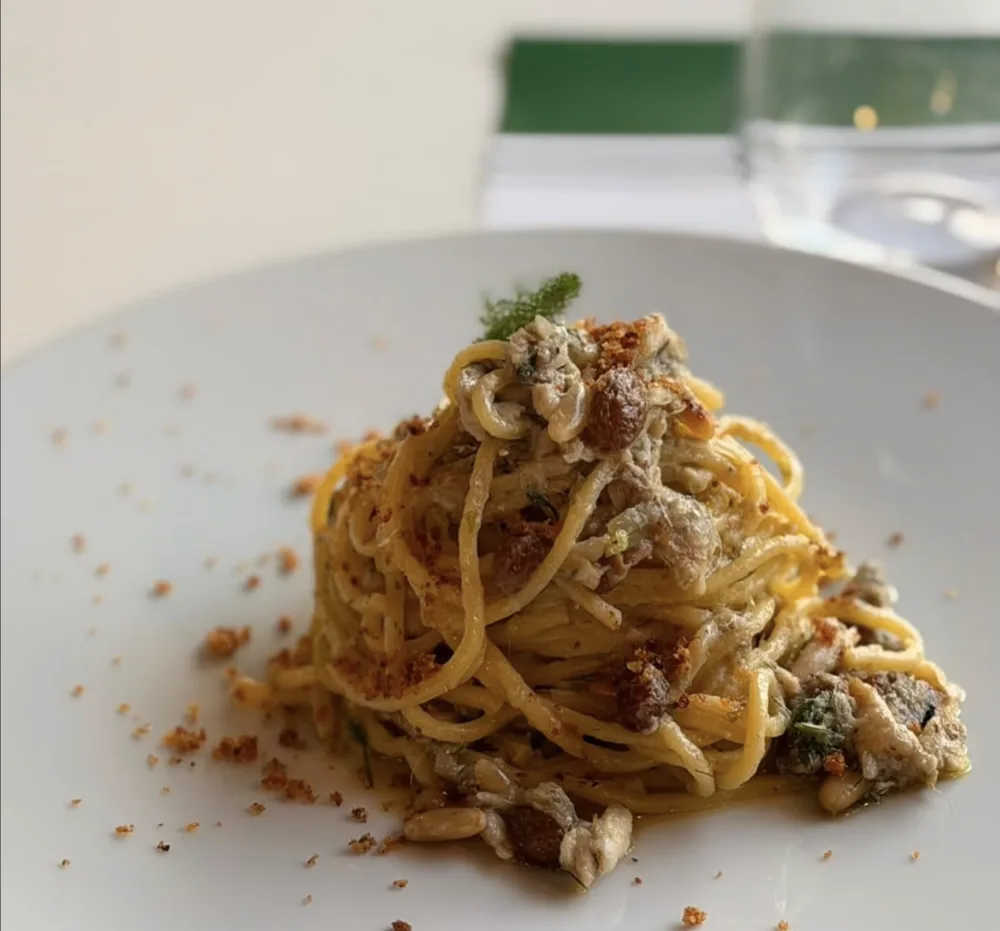 Spaghetti con acciughe, mollica croccante e finocchietto