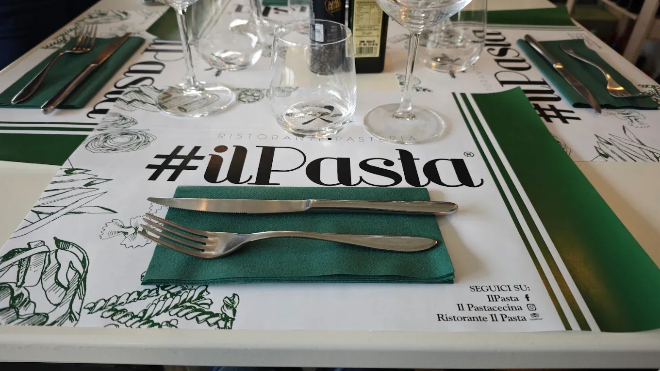 La tovaglietta illustrata con il logo #ilPasta, tovagliolo verde e posate